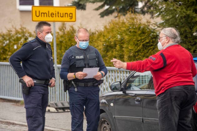 ID 259 Waren es die letzten Grenzkontrollen an der deutsch-tschechischen Grenze für die jetzige Coronapandemie? Ein Sprecher des Bundesinnenministeriums teilte in Berlin am Dienstag mit, dass die stationären Grenzkontrollen am Mittwoch auslaufen werden und nicht weiter verlängert werden. Möglich machen es die deutlich gesunkenen Neuinfektionszahlen in Tschechien. Tschechien gilt seit dem 28. März als sogenanntes Hochinzidenzgebiet. Damit galt eine Testpflicht bei der Einreise. Zuvor war das Land in die höhere Kategorie Virusvariantengebiet eingestuft, was mit einer Verschärften 14-tägigen Quarantäne verbunden war. Die derzeitige Situation ermöglicht es uns, im Rahmen einer intensiven Schleierfahndung, die notwendigen Kontrollmaß
