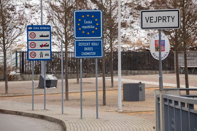 ID 259 Waren es die letzten Grenzkontrollen an der deutsch-tschechischen Grenze für die jetzige Coronapandemie? Ein Sprecher des Bundesinnenministeriums teilte in Berlin am Dienstag mit, dass die stationären Grenzkontrollen am Mittwoch auslaufen werden und nicht weiter verlängert werden. Möglich machen es die deutlich gesunkenen Neuinfektionszahlen in Tschechien. Tschechien gilt seit dem 28. März als sogenanntes Hochinzidenzgebiet. Damit galt eine Testpflicht bei der Einreise. Zuvor war das Land in die höhere Kategorie Virusvariantengebiet eingestuft, was mit einer Verschärften 14-tägigen Quarantäne verbunden war. Die derzeitige Situation ermöglicht es uns, im Rahmen einer intensiven Schleierfahndung, die notwendigen Kontrollmaß