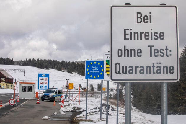ID 259 Waren es die letzten Grenzkontrollen an der deutsch-tschechischen Grenze für die jetzige Coronapandemie? Ein Sprecher des Bundesinnenministeriums teilte in Berlin am Dienstag mit, dass die stationären Grenzkontrollen am Mittwoch auslaufen werden und nicht weiter verlängert werden. Möglich machen es die deutlich gesunkenen Neuinfektionszahlen in Tschechien. Tschechien gilt seit dem 28. März als sogenanntes Hochinzidenzgebiet. Damit galt eine Testpflicht bei der Einreise. Zuvor war das Land in die höhere Kategorie Virusvariantengebiet eingestuft, was mit einer Verschärften 14-tägigen Quarantäne verbunden war. Die derzeitige Situation ermöglicht es uns, im Rahmen einer intensiven Schleierfahndung, die notwendigen Kontrollmaß