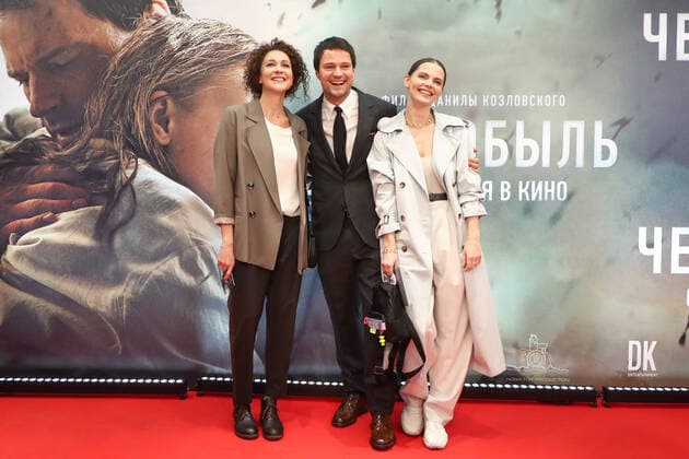 Bilder des Jahres 2021, Entertainment 04 April Entertainment Themen der Woche KW15 Entertainment Bilder des Tages MOSCOW, RUSSIA - APRIL 13, 2021: Actor and film director Danila Kozlovsky (C) poses with actresses Ksenia Rappoport (L) and Yelizaveta Boyarskaya during the Moscow premiere of his disaster film Chernobyl: Abyss at the Karo 11 Oktyabr cinema. Anton Novoderezhkin TASS  TS0FCA90