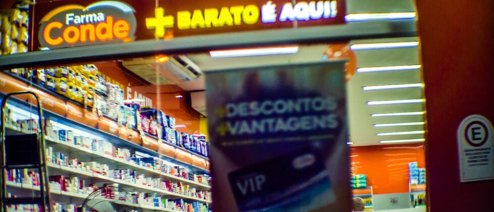 ILHABELA, SP - 13.04.2021: COMÉRCIO ABERTO - Commerce is still open in Ilhabela, North Coast of São Paulo, on the night of Tuesday, April 13. Shops, bars, restaurants, gyms, shopping malls are open all day and at night too, contrary to the determinations of the state government that decreed a red phase in the entire state. This posture of flexibility in trade is also adopted by neighboring municipalities, as is the case of São Sebastião, which also eased the measures to restrict trade in the city, despite the fact that its bulletin of care and hospital occupation today informs that "São Sebastião remains at the limit of stock of medications to perform Intubation-Oro-Tracheal, not receiving new patients who need intubation in the Respir MárcioxPannunzio