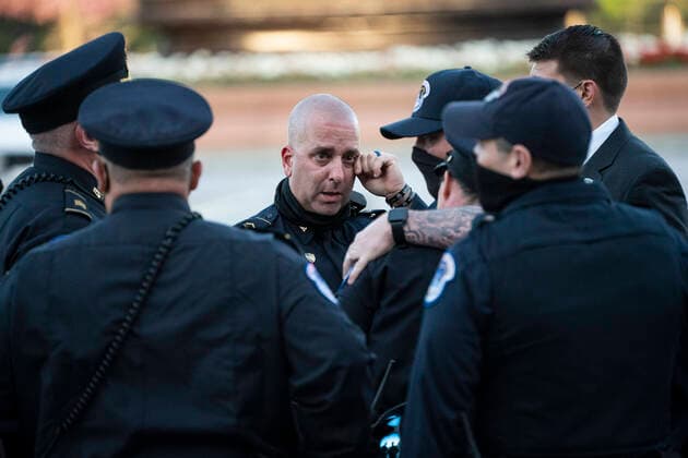 Bilder des Jahres 2021, News 04 April News Themen der Woche KW15 News Bilder des Tages April 13, 2021, Washington, District of Columbia, USA: WASHINGTON, DC - APRIL 13: United States Capitol Police officers embrace after the casket of fellow US Capitol Police Officer William Billy Evans departed after laying in Honor on Capitol Hill on Tuesday, April 13, 2021 in Washington, DC Washington USA - ZUMAs152 20210413_zaa_s152_692 Copyright: xJabinxBotsfordx-xPoolxViaxCnpx