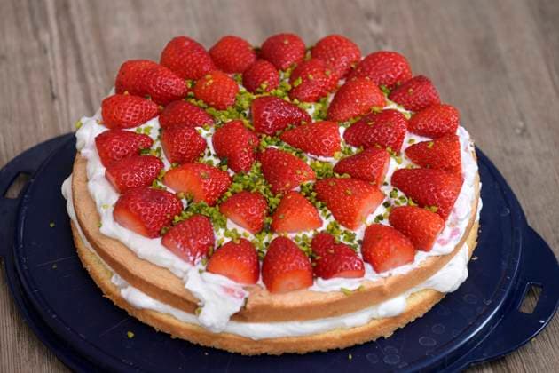 14.04.2021, Erdbeerkuchen auf dem Tisch, 14.04.2021, Erdbeerkuchen 14.04.2021, Erdbeerkuchen *** 14 04 2021, strawberry cake on the table, 14 04 2021, strawberry cake 14 04 2021, strawberry cake