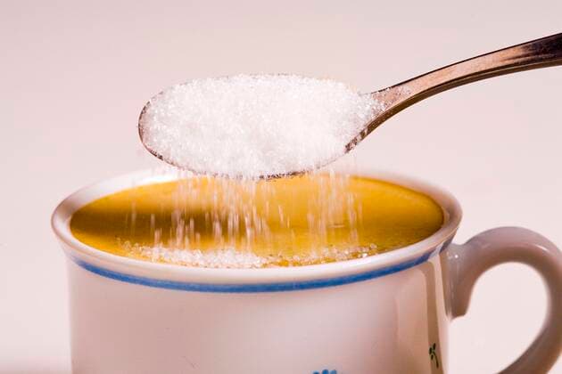 Coffee is sweetened with sugar BLWS641700 Copyright: xblickwinkel McPHOTO A.xSchauhuberx