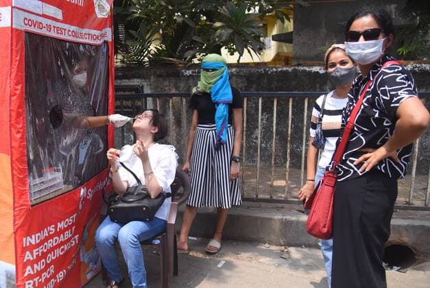MUMBAI, INDIA APRIL 13: A health worker collects a swab sample for Covid-19 test, near Andheri Bus Depot, Andheri East, on April 13, 2021 in Mumbai, India. (Photo by Vijay Bate Hindustan Times ) Medical Team Conducts COVID-19 Coronavirus Test