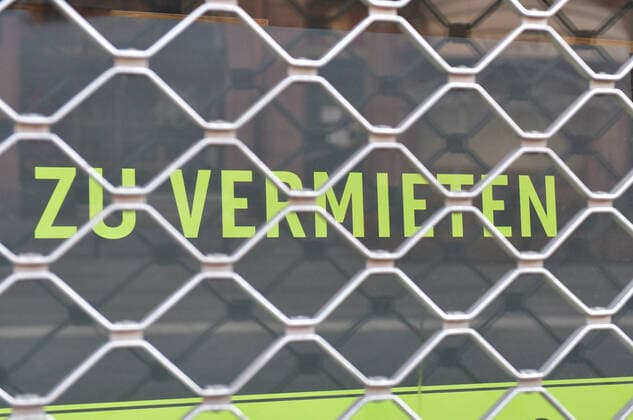 xblx, shop closing, closed shop, for rent sign behind a grid, emwirt Frankfurt am Main