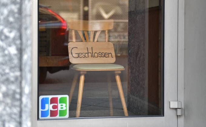 xblx, shop closing, closed shop, with a chair in the door, sign CLOSED, emwirt Frankfurt am Main