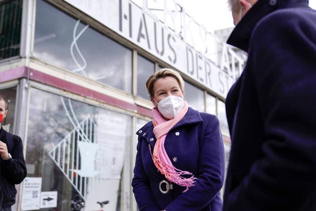 Bilder des Jahres 2021, News 04 April News Themen der Woche KW15 News Bilder des Tages Franziska Giffey auf ihrer HerzenssacheBerlin Tour Aktuell, 14.04.2021, Berlin, Franziska Giffey die Bundesministerin fuer Familie, Senioren, Frauen und Jugend bei ihrem Besuch in der WERKSTATT Haus der Statistik in Berlin Berlin Berlin Deutschland *** Franziska Giffey on her matter of the heartBerlin Tour Aktuell, 14 04 2021, Berlin, Franziska Giffey the Federal Minister for Family Affairs, Senior Citizens, Women and Youth during her visit to the WERKSTATT House of Statistics in Berlin Berlin Germany