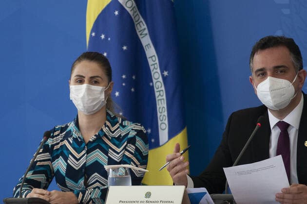 Press Conference on confronting the pandemic with Brazilian Minister of Health. April 14, 2021, Brasilia, Federal District, Brazil: Right after the meeting of the National Coordination Committee for Confronting the Pandemic, the Minister of Health, Marcelo Queiroga, together with Senate President Rodrigo Pacheco and representing the Chamber of Deputies doctor and federal deputy Dr. Luizinho and Francieli Fantinato, who is the coordinator of the National Immunization Program granting a press conference in the West Hall of the Planalto Palace.  Copyright: xLecoxVianax