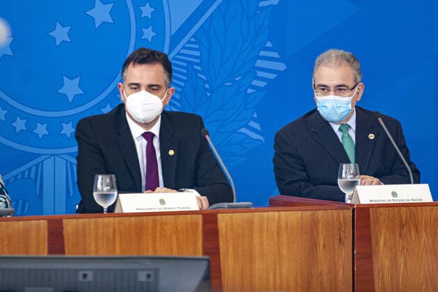 Press Conference on confronting the pandemic with Brazilian Minister of Health. April 14, 2021, Brasilia, Federal District, Brazil: Right after the meeting of the National Coordination Committee for Confronting the Pandemic, the Minister of Health, Marcelo Queiroga, together with Senate President Rodrigo Pacheco and representing the Chamber of Deputies doctor and federal deputy Dr. Luizinho and Francieli Fantinato, who is the coordinator of the National Immunization Program granting a press conference in the West Hall of the Planalto Palace.  Copyright: xLecoxVianax