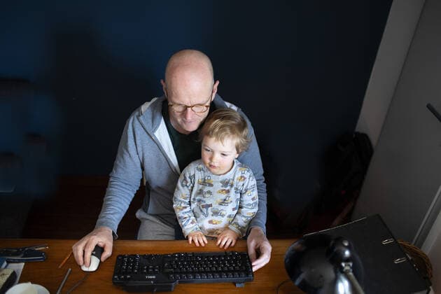 Mann im Home-Office und einem Kleinkind, Bonn, den 12.04.2021 Bonn Deutschland *** Man in home office and one small child, Bonn, 12 04 2021 Bonn Germany Copyright: xUtexGrabowsky photothek.netx
