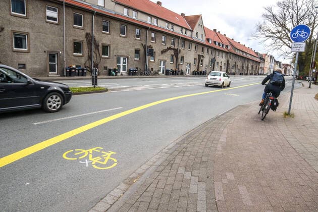 DEU, Germany, North Rhine-Westphalia, Münster, 14 04 2021 Pop up cycle lane on a section of Grevener Straße Temporary cycle lane, cycle lane will be temporarily installed until summer, then canal construction work will follow Increase in safety