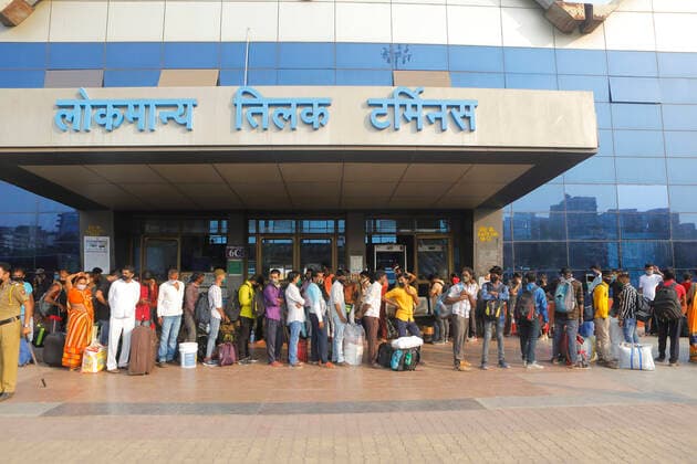 April 14, 2021, Mumbai, Maharshtra, INDIA: 14 April 2021 - Mumbai - INDIA..Migrant workers queue up outside the Lokmanya Tilak Train station to flee to their villages in fear of a Lock down..Migrants in their thousands are Fleeing out of Mumbai & other big cities of INDIA back to their Villages in fear of a Total Lock down..Migrants fear a repeat of the events of last year when many had a tortuous experience when they tracked about 1500 kms back to their villages on FOOT when the 1st lock down was announced. Mumbai INDIA - ZUMAsu5_ 20210414_zap_su5_003 Copyright: xSubhashxSharmax