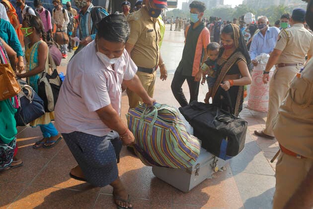 April 14, 2021, Mumbai, Maharshtra, INDIA: 14 April 2021 - Mumbai - INDIA..A migrant worker with luggage & Family arrive at the Lokmanya Tilak Train station in an attempt to take a train to his village..Migrants in their thousands are Fleeing out of Mumbai & other big cities of INDIA back to their Villages in fear of a Total Lock down..Migrants fear a repeat of the events of last year when many had a tortuous experience when they tracked about 1500 kms back to their villages on FOOT when the 1st lock down was announced. Mumbai INDIA - ZUMAsu5_ 20210414_zap_su5_011 Copyright: xSubhashxSharmax