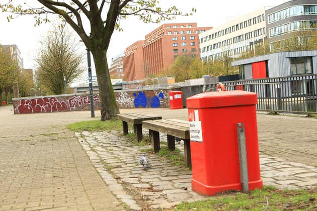 Empty park benches at a Hamburg water body symbol photo curfew, symbol photo curfew Hammerbrook Hamburg