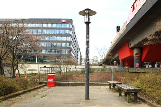 Empty park benches at a Hamburg water body symbol photo curfew, symbol photo curfew Hammerbrook Hamburg