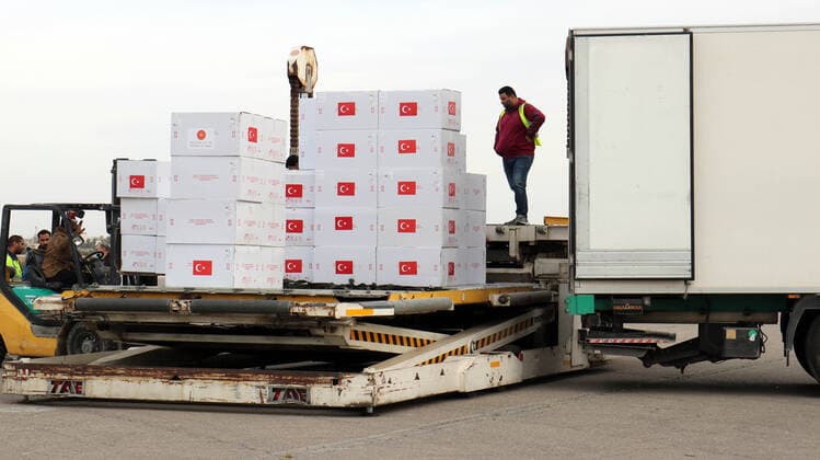 (210414) -- TRIPOLI, April 14, 2021 -- Boxes of the Sinovac COVID-19 vaccine are transferred at an airport in Tripoli, Libya, on April 14, 2021. Libya s Ministry of Health on Wednesday announced receiving 150,000 doses of the Chinese COVID-19 vaccine Sinovac from Turkey. The ministry said the batch was provided within the framework of mutual cooperation between Libya and Turkey. (Photo by Xinhua) LIBYA-TRIPOLI-COVID-19 VACCINE-ARRIVAL HamzaxTurkia 