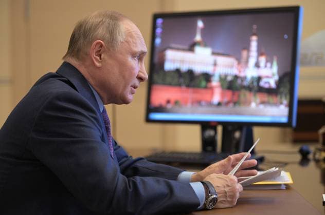 News Bilder des Tages MOSCOW REGION, RUSSIA - APRIL 15, 2021: Russia s President Vladimir Putin holds a joint video conference meeting of the Presidium of the Russian State Council and the Agency for Strategic Initiatives (ASI) at Novo-Ogaryovo residence. Alexei Druzhinin Russian Presidential Press and Information Office TASS  TS0FCDDE