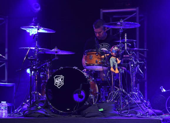 New Found Glory Konzert in Delray Beach, Florida. DELRAY BEACH - APRIL 14: Cyrus Bolooki of New Found Glory performs at the Old School Square Pavilion on April 14, 2021 in Delray Beach, Florida. Copyright: xmpi04 MediaPunchx