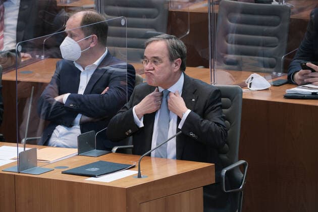 Bilder des Jahres 2021, News 04 April News Themen der Woche KW15 News Bilder des Tages Düsseldorf 15.04.2021 Landtag NRW Plenum Ministerpräsident Armin Laschet CDU , Joachim Stamp FDP (li.) Düsseldorf Landtag Nordrhein-Westfalen Deutschland *** Düsseldorf 15 04 2021 Landtag NRW Plenum Prime Minister Armin Laschet CDU , Joachim Stamp FDP li Düsseldorf Landtag North Rhine Westphalia Germany