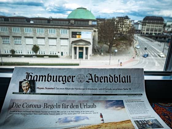 Hamburg, Straßenszene Tageszeitung Hamburger Abendblatt Funke Verlag Hamburg *** Hamburg, street scene daily newspaper Hamburger Abendblatt Funke Verlag Hamburg