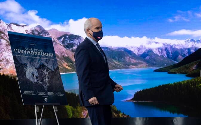 Kanada, Oppositionsführer Erin O Toole präsentiert Klimapolitik seiner Partei in Ottawa April 15, 2021, Ottawa, on, Canada: Leader of the Opposition Erin O Toole walks on stage to announce his climate change policy during an event in Ottawa, Thursday April 15, 2021. Ottawa Canada  - ZUMAc35_ 20210415_zaf_c35_019 Copyright: xAdrianxWyldx