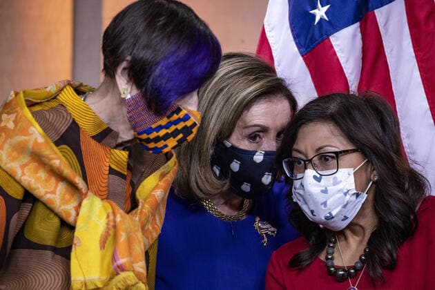 Bilder des Jahres 2021, News 04 April News Themen der Woche KW15 Rep. Rosa DeLauro, D-CT, (L), Speaker of the House Nancy Pelosi, D-CA., (C) and Rep. Norma Torres, D-CA., talk during a press conference at the U.S. Capitol in Washington, DC on Thursday April 15 2021. Speaker Pelosi spoke on the Paycheck fairness act and said that women make only 82 cents for every dollar a man earns.  WAP2021041500090 TASOSxKATOPODIS