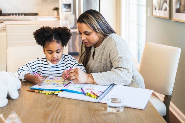 IMAGO Kreativ: Bildung, Kunsterziehung Mother teaching daughter in drawing on book while sitting at table Wood-Ridge, NJ, United States CR_LIWEEE210415-718395-01 ,model released, Symbolfoto ,property released
