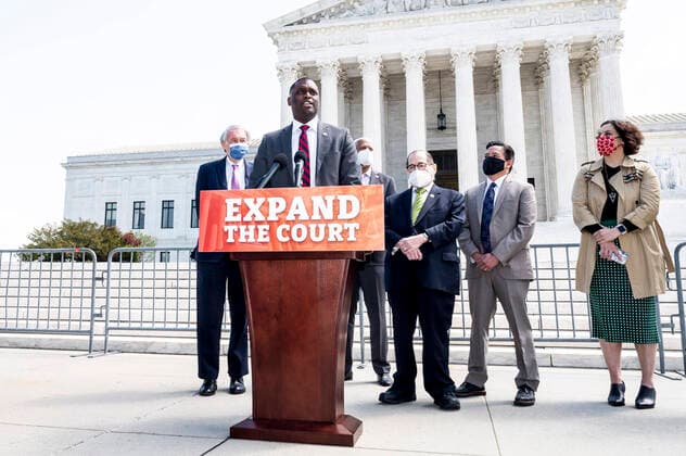 Bilder des Jahres 2021, News 04 April News Themen der Woche KW15 News Bilder des Tages April 15, 2021, Washington, DC, United States: April 15, 2021 - Washington, DC, United States: U.S. Representative MONDAIRE JONES (D-NY) speaking about legislation to expand the size of the U.S. Supreme Court. Washington United States - ZUMAb161 20210415_zap_b161_045 Copyright: xMichaelxBrochsteinx