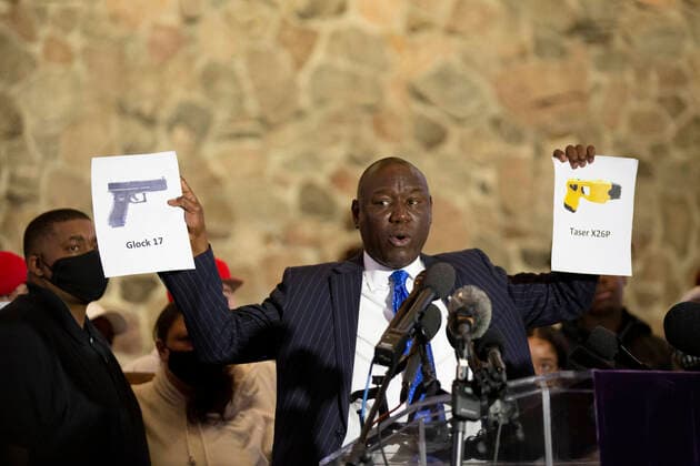 Bilder des Jahres 2021, News 04 April News Themen der Woche KW15 News Bilder des Tages April 15, 2021, Minneapolis, Minnesota, United States: April 15, 2021-Minneapolis, Minnesota, USA: Attorney Ben Crump holds two printed images depicting a Glock 17 gun and a Taser K26P taser during a press conference at New Salem Baptist Church in Minneapolis, Minnesota while commenting on second-degree manslaughter charges Kimberly Potter faces. Potter, 48, of Champlin, Minnesota, killed Daunte Wright in Brooklyn Center while on-duty as a Brooklyn Center Police officer. Brooklyn Center is located 7 miles north-northwest of Downtown Minneapolis. Minneapolis United States - ZUMAp201 20210415_znp_p201_010 Copyright: xHenryxPanx