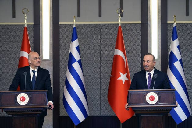 Bilder des Jahres 2021, News 04 April News Themen der Woche KW15 News Bilder des Tages (210415) -- ANKARA, April 15, 2021 -- Turkish Foreign Minister Mevlut Cavusoglu (R) and Greek Foreign Minister Nikos Dendias attend a joint press conference in Ankara, Turkey, on April 15, 2021. Turkey believes that its issues with Greece can be resolved through constructive dialogue between the two neighbors and allies, Turkish Foreign Minister Mevlut Cavusoglu said Thursday. (Photo by Xinhua) TURKEY-ANKARA-FM-GREECE-FM-MEETING MustafaxKaya 