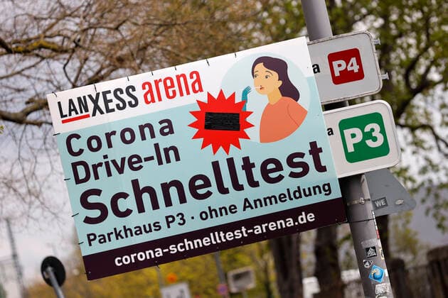 With the citizen test all inhabitants of Germany have the possibility to be tested free of charge for an infection with the Corona virus The drive in test station at the Lanxess arena offers this possibility now without limitation Symbol picture, theme picture Cologne, 15 04 2021 Foto:xC.xHardtx xFuturexImage