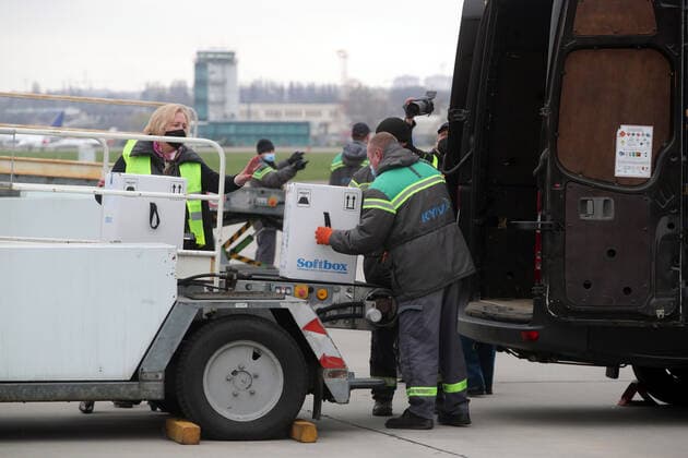 KYIV, UKRAINE - APRIL 16, 2021 - Worker put a container with the Pfizer?BioNTech COVID-19 vaccine (Comirnaty) into a van at Kyiv International Airport, Kyiv, capital of Ukraine. The first batch of the Pfizer?BioNTech vaccine that contains 117,000 doses is intended for the residents of care homes and the employees of the State Emergency Service and the State Border Guard Service. Ukraine gets first batch of Pfizer vaccine  Copyright: xPavlo_Bagmutx
