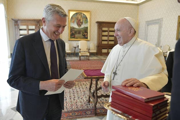 Bilder des Jahres 2021, News 04 April News Themen der Woche KW15 News Bilder des Tages April 16,2021 : Pope Francis received in Audience this morning Dr. Filippo Grandi, United Nations High Commissioner for Refugees, and followed in the Vatican  Copyright: x VATICANxMEDIAx CPPx xIPAx x CatholicxPressxPhotox