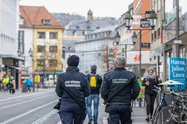 Wuerzburg, Stadtmitte, 16 04 2021, The 100 Incidence Lockdown in Germany Picture The Ordnungsamt controls the observance of the Corona Measures Copyright: HMBxMedia JulienxBecker