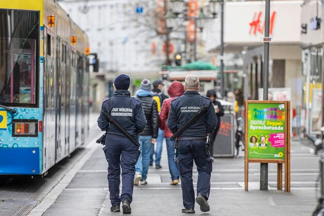 Wuerzburg, Stadtmitte, 16 04 2021, The 100 Incidence Lockdown in Germany Picture The Ordnungsamt controls the observance of the Corona Measures Copyright: HMBxMedia JulienxBecker