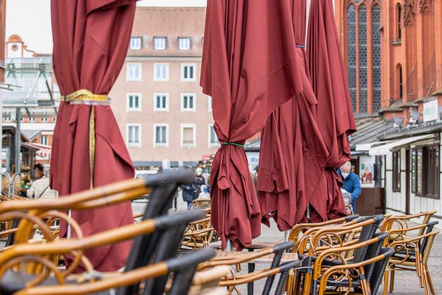 Wuerzburg, Stadtmitte, 16 04 2021, The 100 incidence lockdown in Germany picture Restaurant operators must forgo their outdoor dining due to lockdown Copyright: HMBxMedia JulienxBecker