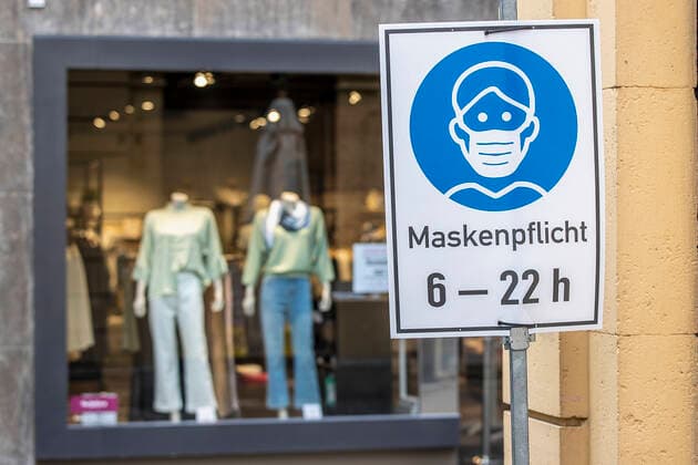 Wuerzburg, Stadtmitte, 16 04 2021, The 100 incidence lockdown in Germany Image In busy areas of the city centre masks are compulsory Copyright: HMBxMedia JulienxBecker