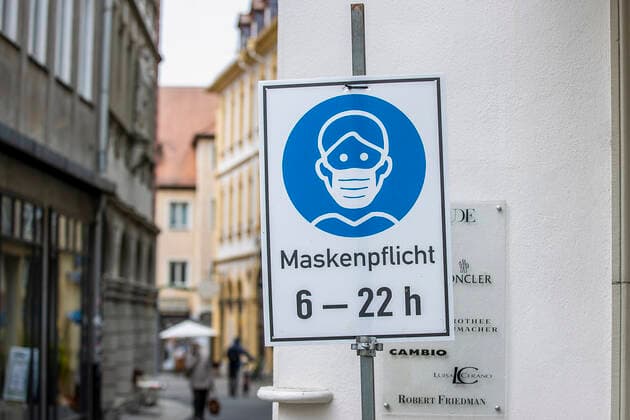 Wuerzburg, Stadtmitte, 16 04 2021, The 100 incidence lockdown in Germany Image In busy areas of the city centre masks are compulsory Copyright: HMBxMedia JulienxBecker
