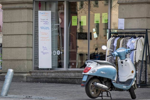 Wuerzburg, Stadtmitte, 16 04 2021, The 100 incidence lockdown in Germany picture In front of the stores are disinfection dispensers and information boards about the Corona rules Among other things, after the click meet sign up a negative rapid test is required to shop Copyright: HMBxMedia JulienxBecker