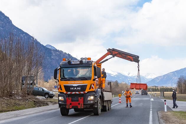 Nikolsdorf 15.04.2021, Nikolsdorf, AUT, Coronavirus Pandemie, Ausreisetest Tirol. Seit heute Donnerstag, 15. April, 00.00 Uhr, wurde die für Nordtirol gültige Ausreisetestpflicht nun auch auf den Bezirk Lienz erweitert. Für ganz Tirol gilt die Testpflicht vorerst bis 24. April. Als Nachweis für die Ausreise gilt ein negativer PCR-Test, der nicht älter als 72 Stunden ist, oder ein negativer Antigen-Test, der nicht älter als 48 Stunden ist. Hier im Bild Personen, die den Bezirk Lienz in Richtung Kärntner Drautal verlassen, werden in Nikolsdorf auf Höhe des Bahnhofs von Soldaten des Österreichischen Bundesheer und der Exekutive kontrolliert since today, Thursday, April 15, midnight, the exit test obligation valid for the Territory EP_gro