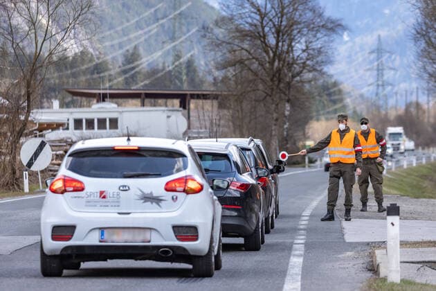 Nikolsdorf 15.04.2021, Nikolsdorf, AUT, Coronavirus Pandemie, Ausreisetest Tirol. Seit heute Donnerstag, 15. April, 00.00 Uhr, wurde die für Nordtirol gültige Ausreisetestpflicht nun auch auf den Bezirk Lienz erweitert. Für ganz Tirol gilt die Testpflicht vorerst bis 24. April. Als Nachweis für die Ausreise gilt ein negativer PCR-Test, der nicht älter als 72 Stunden ist, oder ein negativer Antigen-Test, der nicht älter als 48 Stunden ist. Hier im Bild Personen, die den Bezirk Lienz in Richtung Kärntner Drautal verlassen, werden in Nikolsdorf auf Höhe des Bahnhofs von Soldaten des Österreichischen Bundesheer und der Exekutive kontrolliert since today, Thursday, April 15, midnight, the exit test obligation valid for the Territory EP_gro