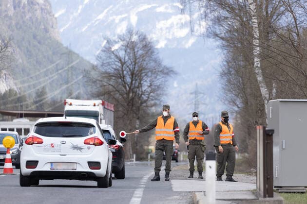Nikolsdorf 15.04.2021, Nikolsdorf, AUT, Coronavirus Pandemie, Ausreisetest Tirol. Seit heute Donnerstag, 15. April, 00.00 Uhr, wurde die für Nordtirol gültige Ausreisetestpflicht nun auch auf den Bezirk Lienz erweitert. Für ganz Tirol gilt die Testpflicht vorerst bis 24. April. Als Nachweis für die Ausreise gilt ein negativer PCR-Test, der nicht älter als 72 Stunden ist, oder ein negativer Antigen-Test, der nicht älter als 48 Stunden ist. Hier im Bild Personen, die den Bezirk Lienz in Richtung Kärntner Drautal verlassen, werden in Nikolsdorf auf Höhe des Bahnhofs von Soldaten des Österreichischen Bundesheer und der Exekutive kontrolliert since today, Thursday, April 15, midnight, the exit test obligation valid for the Territory EP_gro