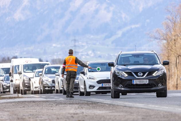 Nikolsdorf 15.04.2021, Nikolsdorf, AUT, Coronavirus Pandemie, Ausreisetest Tirol. Seit heute Donnerstag, 15. April, 00.00 Uhr, wurde die für Nordtirol gültige Ausreisetestpflicht nun auch auf den Bezirk Lienz erweitert. Für ganz Tirol gilt die Testpflicht vorerst bis 24. April. Als Nachweis für die Ausreise gilt ein negativer PCR-Test, der nicht älter als 72 Stunden ist, oder ein negativer Antigen-Test, der nicht älter als 48 Stunden ist. Hier im Bild Personen, die den Bezirk Lienz in Richtung Kärntner Drautal verlassen, werden in Nikolsdorf auf Höhe des Bahnhofs von Soldaten des Österreichischen Bundesheer und der Exekutive kontrolliert since today, Thursday, April 15, midnight, the exit test obligation valid for the Territory EP_gro