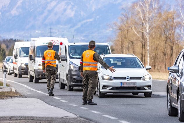 Nikolsdorf 15.04.2021, Nikolsdorf, AUT, Coronavirus Pandemie, Ausreisetest Tirol. Seit heute Donnerstag, 15. April, 00.00 Uhr, wurde die für Nordtirol gültige Ausreisetestpflicht nun auch auf den Bezirk Lienz erweitert. Für ganz Tirol gilt die Testpflicht vorerst bis 24. April. Als Nachweis für die Ausreise gilt ein negativer PCR-Test, der nicht älter als 72 Stunden ist, oder ein negativer Antigen-Test, der nicht älter als 48 Stunden ist. Hier im Bild Personen, die den Bezirk Lienz in Richtung Kärntner Drautal verlassen, werden in Nikolsdorf auf Höhe des Bahnhofs von Soldaten des Österreichischen Bundesheer und der Exekutive kontrolliert since today, Thursday, April 15, midnight, the exit test obligation valid for the Territory EP_gro