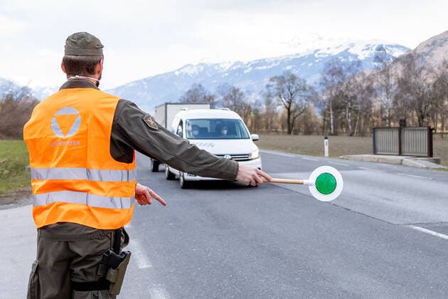 Nikolsdorf 15.04.2021, Nikolsdorf, AUT, Coronavirus Pandemie, Ausreisetest Tirol. Seit heute Donnerstag, 15. April, 00.00 Uhr, wurde die für Nordtirol gültige Ausreisetestpflicht nun auch auf den Bezirk Lienz erweitert. Für ganz Tirol gilt die Testpflicht vorerst bis 24. April. Als Nachweis für die Ausreise gilt ein negativer PCR-Test, der nicht älter als 72 Stunden ist, oder ein negativer Antigen-Test, der nicht älter als 48 Stunden ist. Hier im Bild Personen, die den Bezirk Lienz in Richtung Kärntner Drautal verlassen, werden in Nikolsdorf auf Höhe des Bahnhofs von Soldaten des Österreichischen Bundesheer und der Exekutive kontrolliert since today, Thursday, April 15, midnight, the exit test obligation valid for the Territory EP_gro