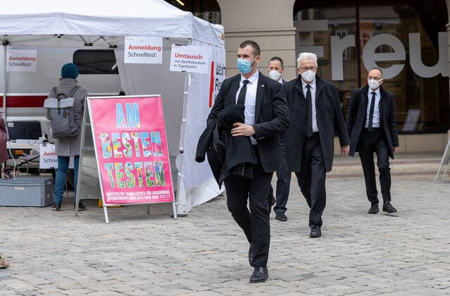 Tuebingen model project, Corona, city of Tuebingen, test stations Minister President Winfried Kretschmann comes out of Tuebingen city hall After a conversation with Mayor Boris Palmer He walks past a Tuebingen test station Copyright: xDennisxDuddek xEibnerxPressefotox EP_DDU
