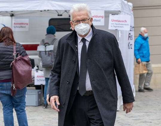 Tuebingen model project, Corona, city of Tuebingen, test stations Minister President Winfried Kretschmann comes out of Tuebingen city hall After a conversation with Mayor Boris Palmer He walks past a Tuebingen test station Copyright: xDennisxDuddek xEibnerxPressefotox EP_DDU