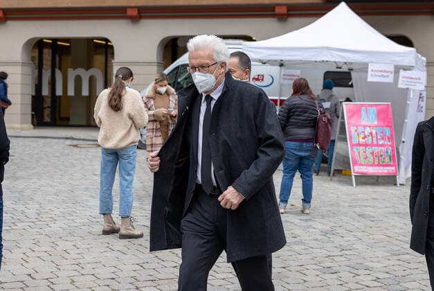Tuebingen model project, Corona, city of Tuebingen, test stations Minister President Winfried Kretschmann comes out of Tuebingen city hall After a conversation with Mayor Boris Palmer He walks past a Tuebingen test station Copyright: xDennisxDuddek xEibnerxPressefotox EP_DDU