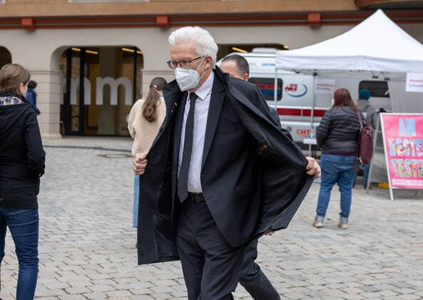 Tuebingen model project, Corona, city of Tuebingen, test stations Minister President Winfried Kretschmann comes out of Tuebingen city hall After a conversation with Mayor Boris Palmer He walks past a Tuebingen test station Copyright: xDennisxDuddek xEibnerxPressefotox EP_DDU